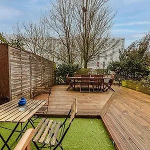 https://le-saint-cyr-parking-et-terrasse-1-chambre-moderne-tout-confort.inbrittany.com