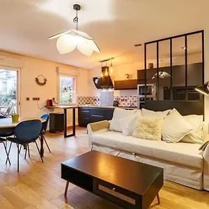 https://le-saint-cyr-parking-et-terrasse-1-chambre-moderne-tout-confort.inbrittany.com